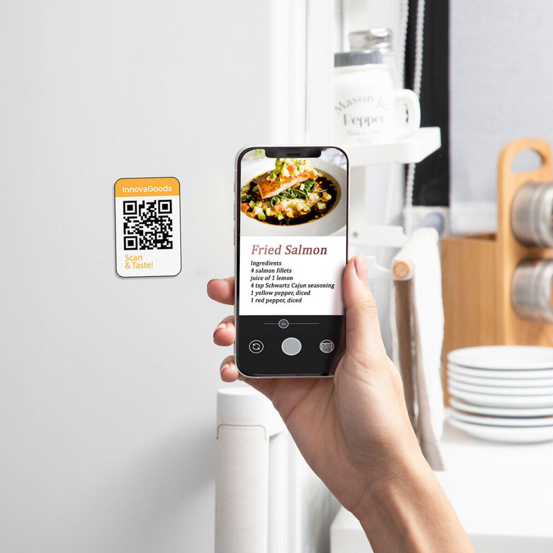 Tendeli mostrando receta saludable en móvil junto a código QR en cocina moderna freidora de aire saludable para cocina
