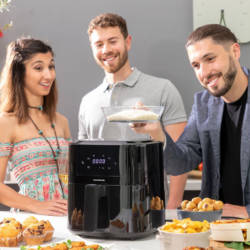 Freidora de aire saludable para cocina Tendeli con diseño negro y control digital en uso