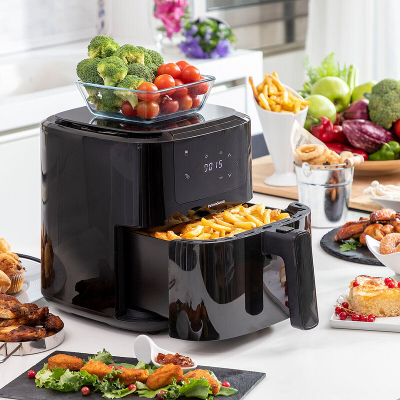 Freidora de aire saludable para cocina Tendeli  negra con papas fritas y verduras frescas