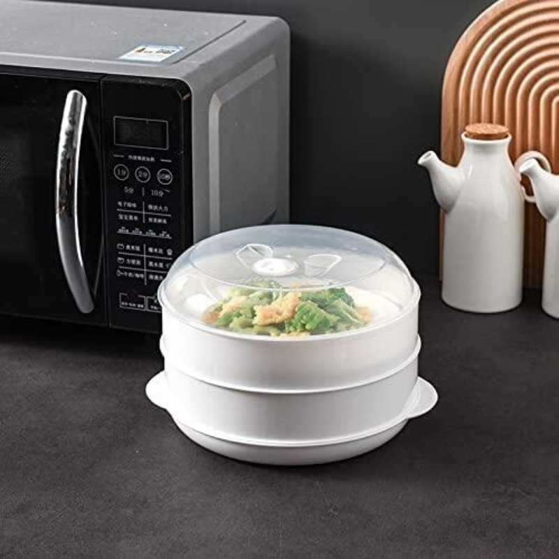 Cazuela para cocinar al vapor en microondas blanca con tapa transparente y verduras verdes
