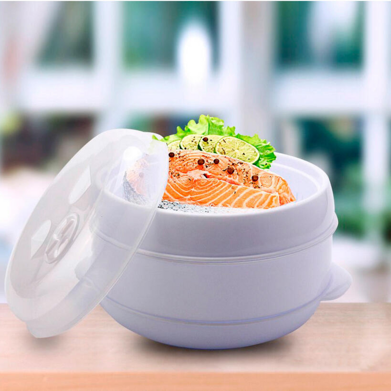 Cazuela para cocinar al vapor en microondas con salmón y verduras frescas
