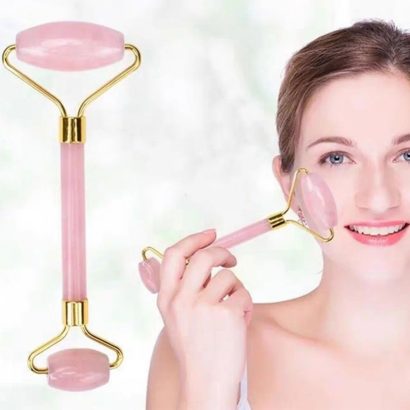 Masajeador facial de jade rosa de Tendeli usado en el rostro para cuidado y relajación