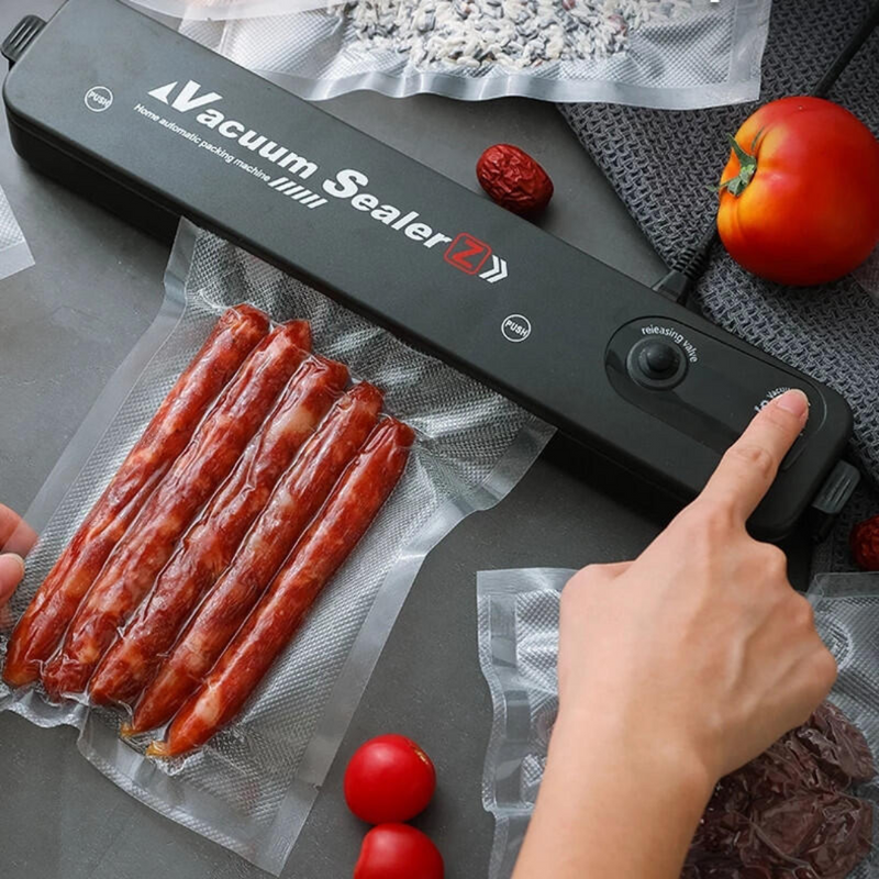 Selladora de alimentos al vacío doméstica Tendeli en uso para conservar salchichas frescas